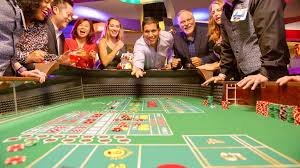 Antarmuka platform qq raya menampilkan meja live-dealer dan permainan sportsbook