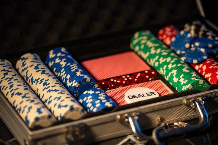 Dashboard mobile qq raya dengan menu olahraga, live casino, dan slot